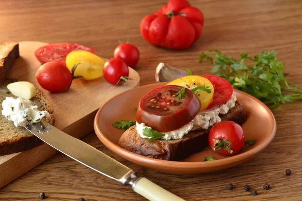 Sandwich with cream cheese, tomatoes and herbs — Stock Photo, Image