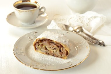 meyveli turta elmaları ve kahve