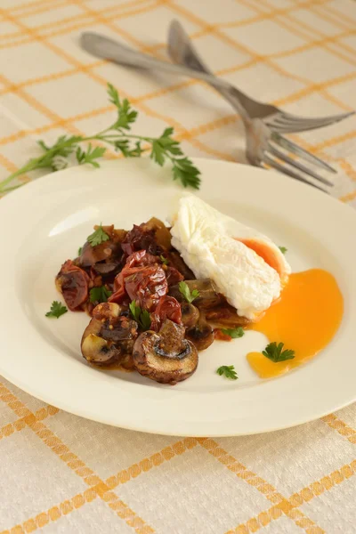 Poached egg with roasted mushrooms — Stock Photo, Image