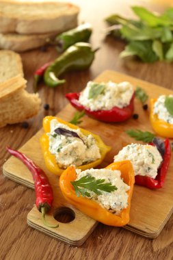 süzme peynir pişmiş kırmızı biber dolması