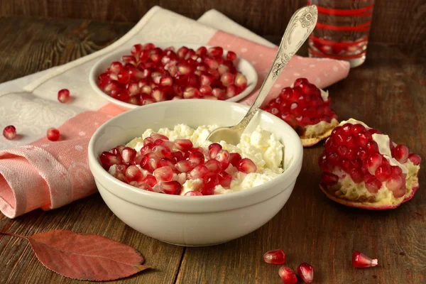 Fresh cottage cheese with pomegranate — Stock Photo, Image
