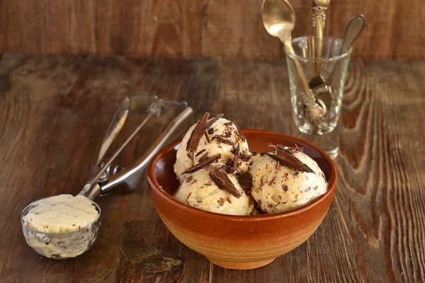 Sorvete de baunilha com chips de chocolate — Fotografia de Stock