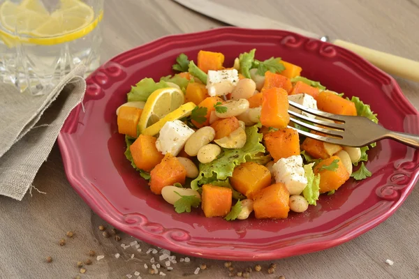 Salad with baked pumpkin, white beans and feta — Stock Photo, Image