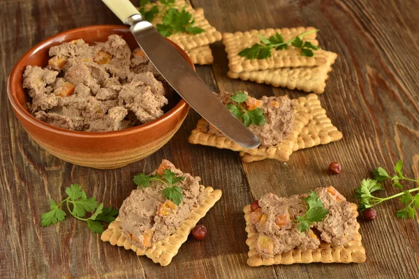 Cracker con patè di fegato di pollo — Foto Stock