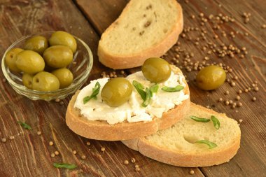 Sandviç süzme peynir ve zeytin ile