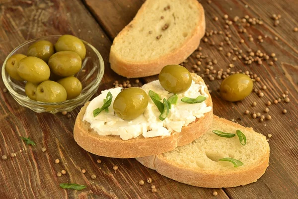 Sandviç süzme peynir ve zeytin ile