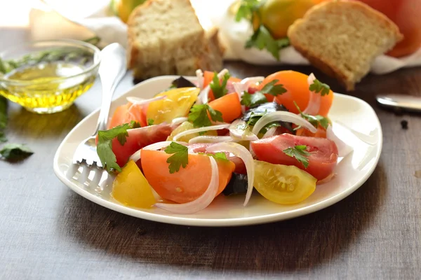 Salat aus bunten Tomaten — Stockfoto