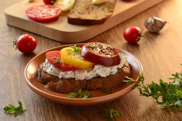 Sandwich con queso crema, tomates y hierbas — Foto de Stock