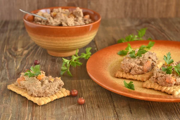 Galletas saladas con paté de hígado de pollo —  Fotos de Stock