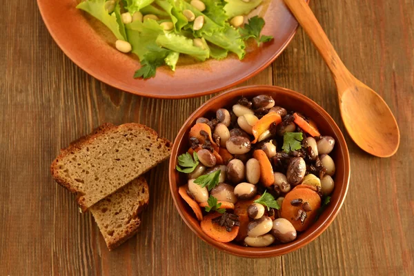 Beans salad with carrots and black rice — Stock Photo, Image