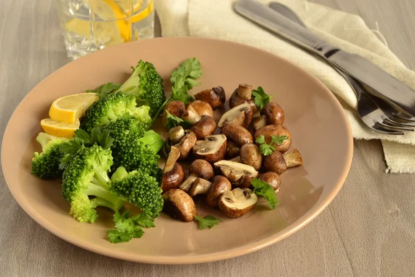 Fried mushrooms with broccoli — Stock Photo, Image