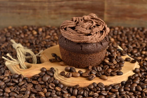 Chocolate cupcakes with chocolate cream — Stock Photo, Image