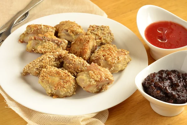 Fried chicken in sesame with tomato sauce and apple chutney — Stock Photo, Image