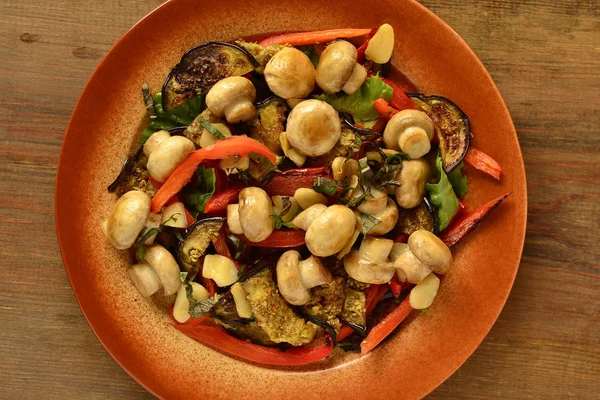 Salade aux champignons, aubergines rôties et poivrons Image En Vente