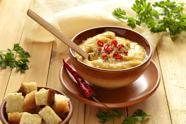 Sopa de crema de guisantes amarillos con chile —  Fotos de Stock