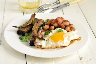 Odaya Servis Kahvaltı kızarmış yumurta, fasulye, hamsi