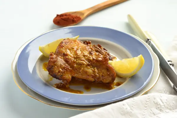 Tandoori chicken with lemon — Stock Photo, Image