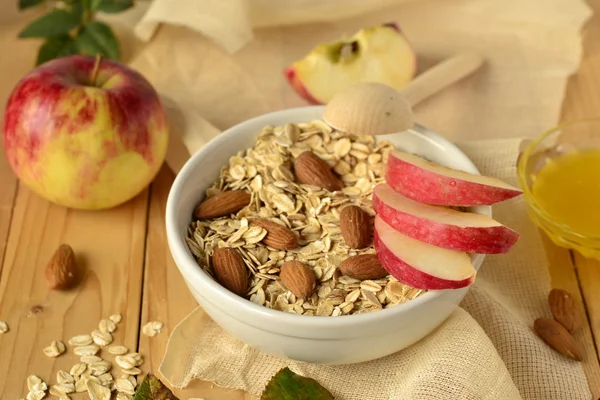 El desayuno dietético - el cereal, las manzanas, la miel —  Fotos de Stock