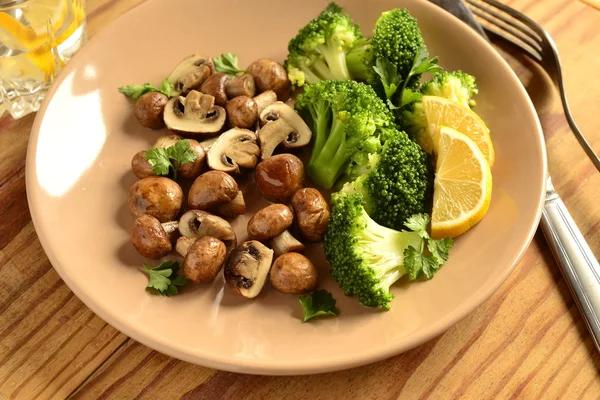 Fried mushrooms with broccoli — Stock Photo, Image