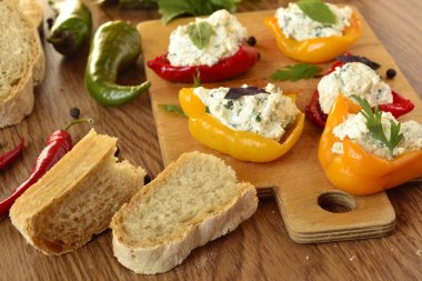 otlar süzme peynir pişmiş kırmızı biber dolması