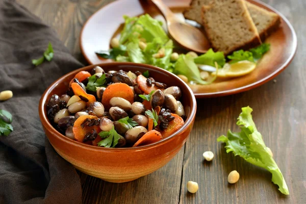Beans salad with carrots and black rice — Stock Photo, Image