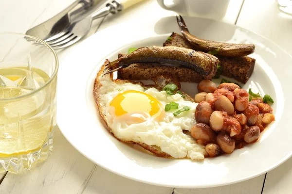 Завтрак с яичницей, бобами, шпротами — стоковое фото