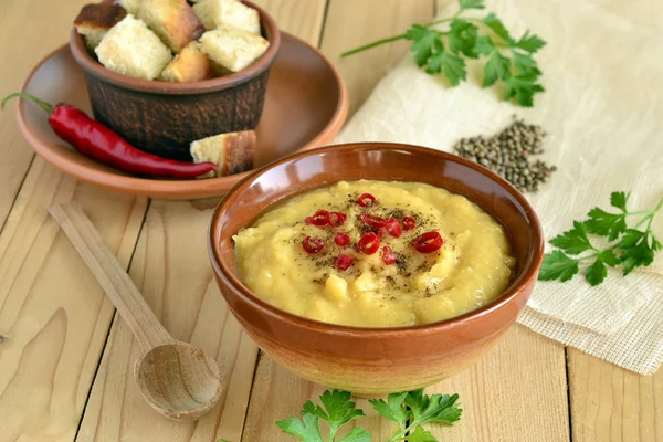 Sopa de crema de guisantes amarillos con chile —  Fotos de Stock