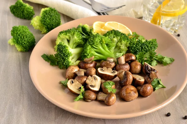 Fried mushrooms with broccoli — Stock Photo, Image