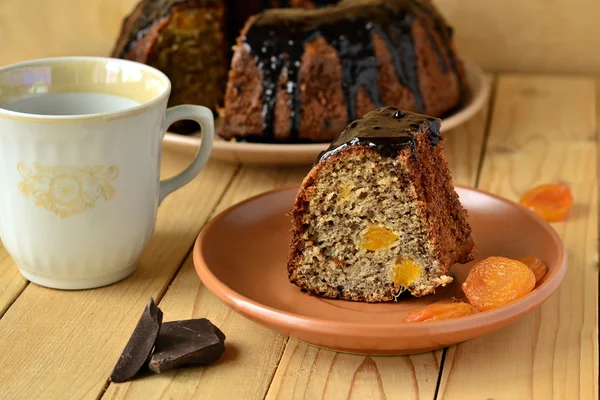 Bolo de banana com damascos secos em esmalte de chocolate — Fotografia de Stock