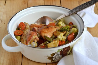 Pişmiş tavuk ve sebze.