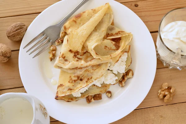 Pancakes with cottage cheese and sour cream — Stock Photo, Image