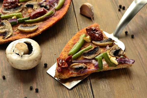 Pizza with mushrooms, sun-dried tomatoes, green beans and onions — Stock Photo, Image