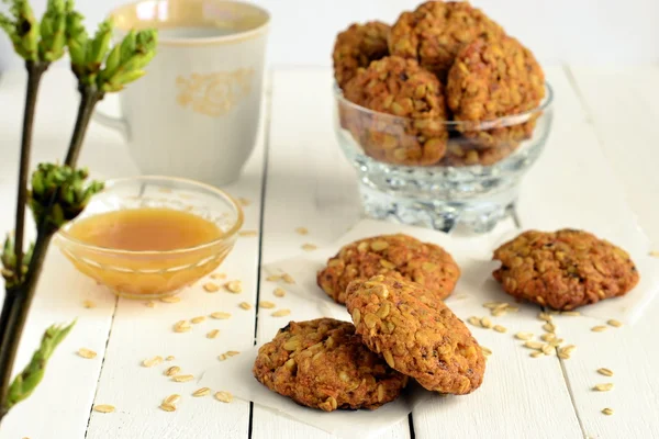 Biscoitos de aveia com cenouras e nozes — Fotografia de Stock