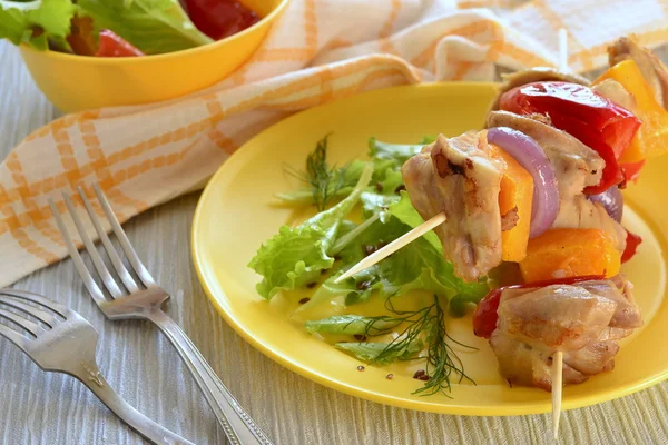 Skewers of chicken with vegetables and lettuce — Stock Photo, Image