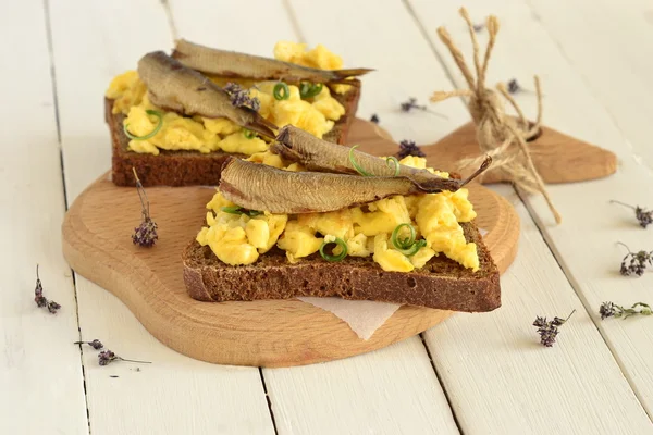 Sahanda yumurta ve hamsi ile sandviç