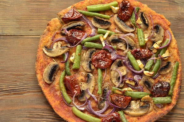 Пицца с грибами, сушеными помидорами, зеленой фасолью и луком — стоковое фото