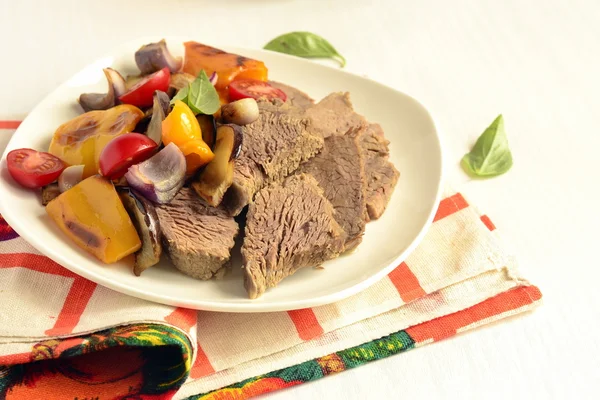 Gekookte rundvlees met gebakken groenten — Stockfoto