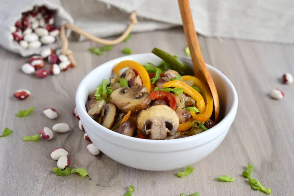 Varm sallad med bönor, svamp och paprika — Stockfoto