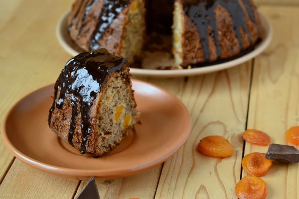 Banana fruktkaka med torkade aprikoser i choklad glasyr — Stockfoto