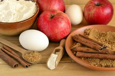 Elmalı pasta pişirme için malzemeler