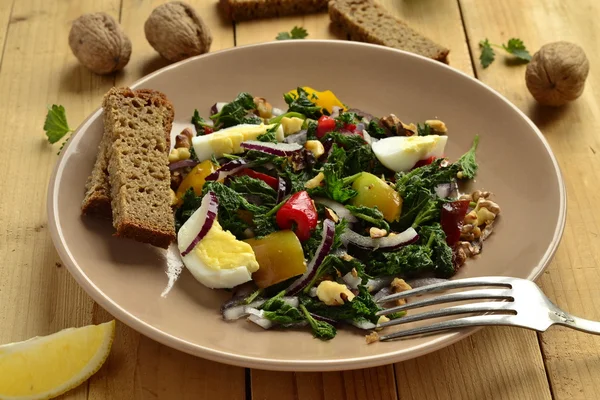 Salad with nettles, egg, sweet pepper, onion and  walnut — Stock Photo, Image