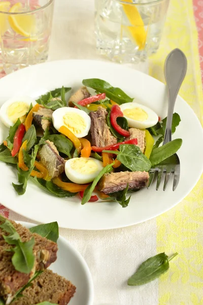 Рыбный салат с перепелиными яйцами, сладким перцем и свежими травами — стоковое фото