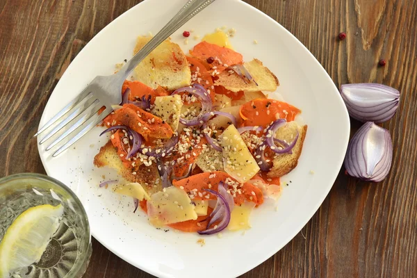 Salada com abóbora, pão, croutons de queijo e cebola — Fotografia de Stock