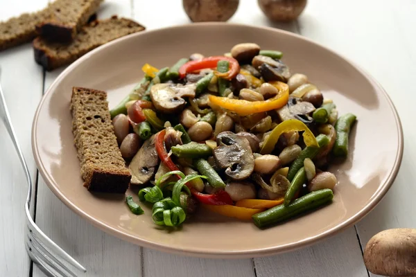 Теплый салат с бобами, грибами и перцем — стоковое фото