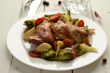 Pişmiş tavuk ve sebze.