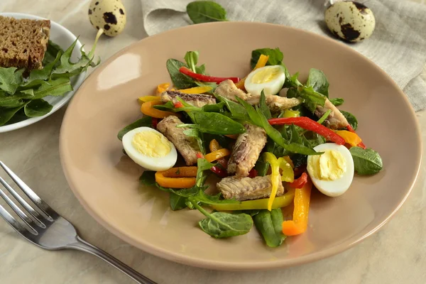 Рыбный салат с перепелиными яйцами, сладким перцем и свежими травами — стоковое фото
