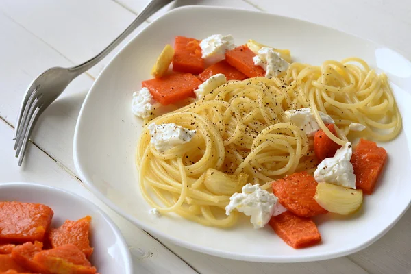 Spaghetti con zucca arrosto e ricotta — Foto Stock