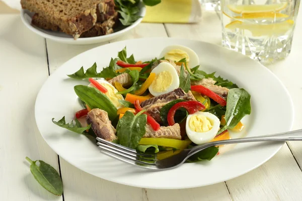 Ensalada de pescado con huevos de codorniz, pimientos dulces y hierbas frescas —  Fotos de Stock