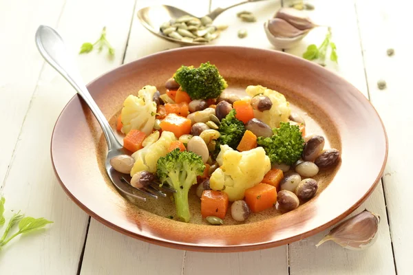 Broccoli, cavolfiore, zucca e fagioli con semi di zucca — Foto Stock