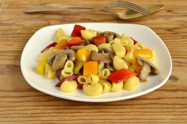 Pasta con champiñones y pimientos Imagen De Stock